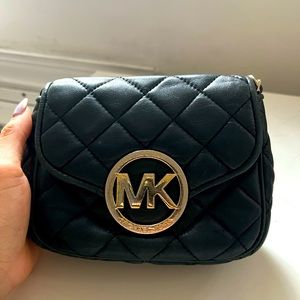 Crossbody black bag.